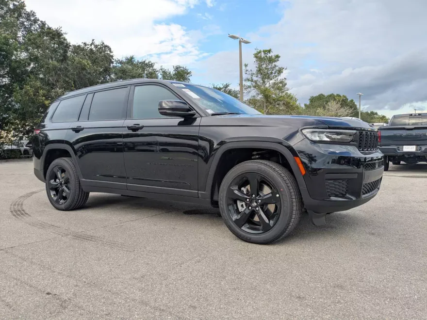 2025 Jeep Grand Cherokee Altitude photo 1