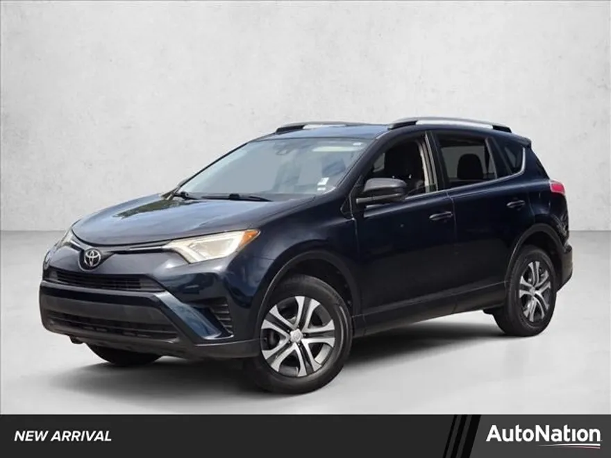 2018 Toyota RAV4 LE photo 1