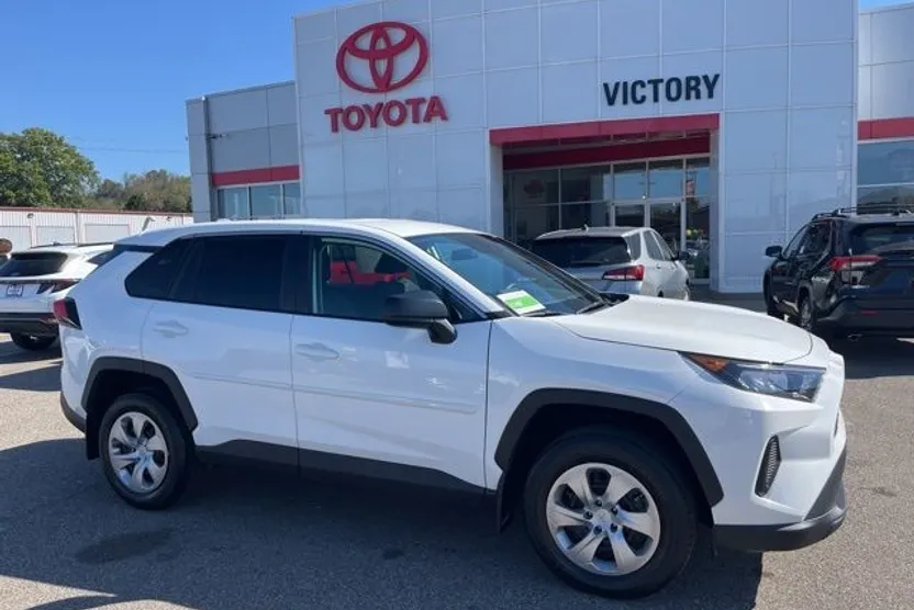 2022 Toyota RAV4 LE photo 1