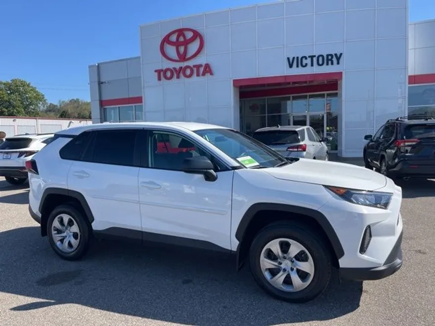 2022 Toyota RAV4 LE photo 1