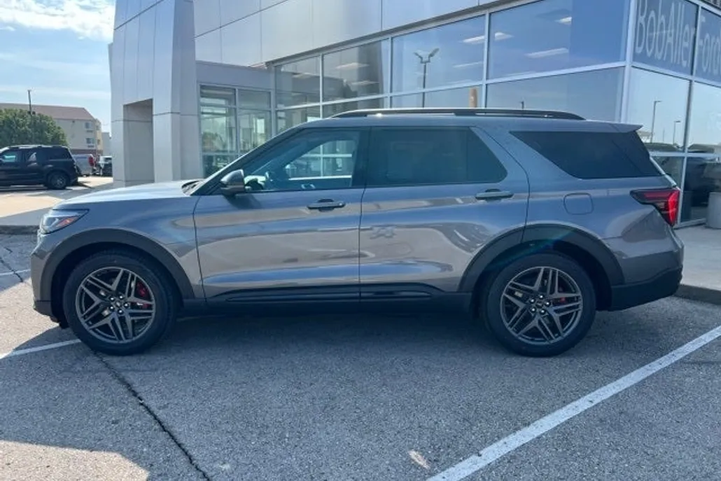 2025 Ford Explorer ST photo 1