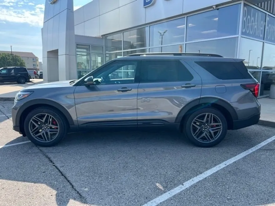 2025 Ford Explorer ST photo 1