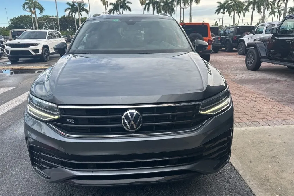 2023 Volkswagen Tiguan SE R-Line Black photo 1