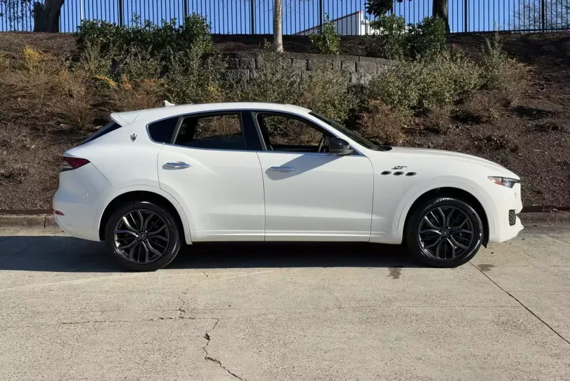 2024 Maserati Levante GT photo 1