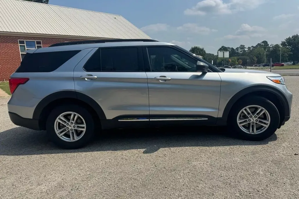 2023 Ford Explorer XLT photo 1