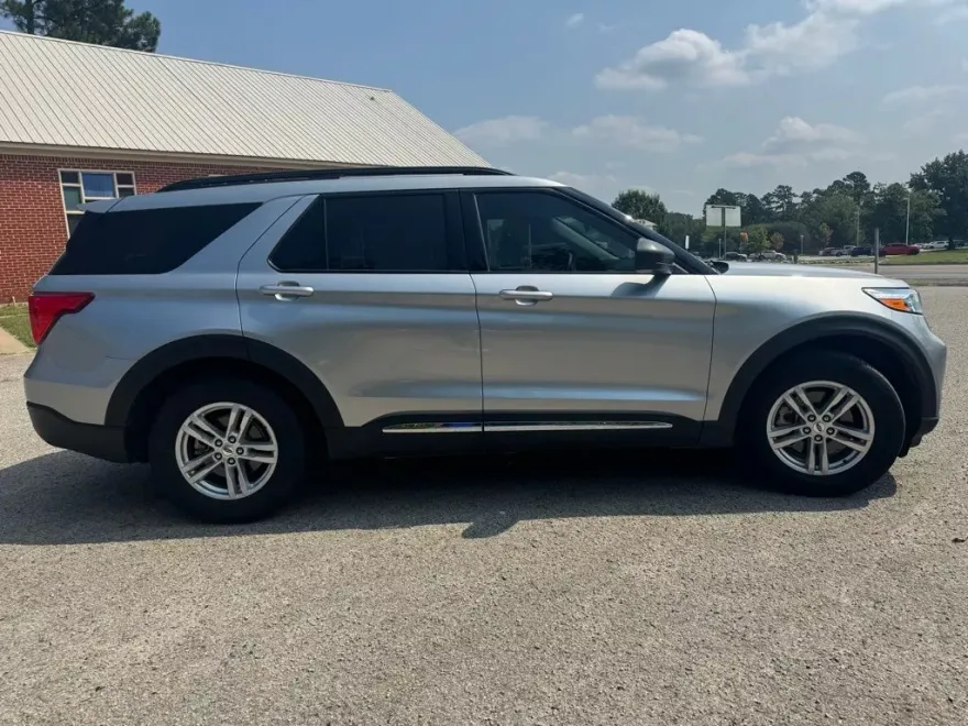 2023 Ford Explorer XLT photo 1