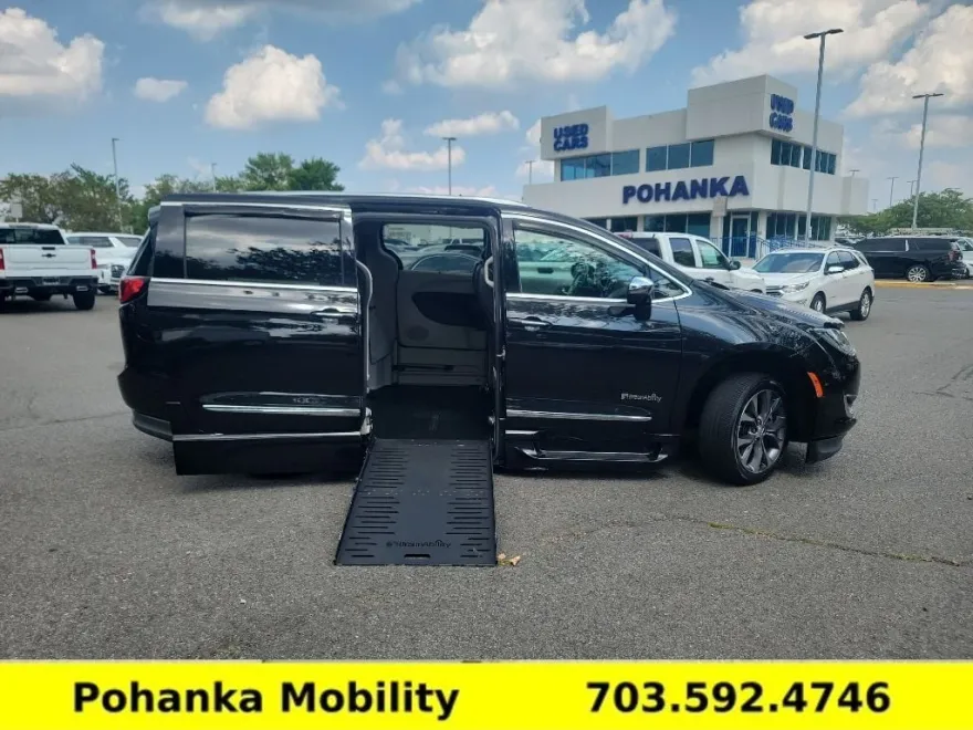 2018 Chrysler Pacifica Limited photo 1