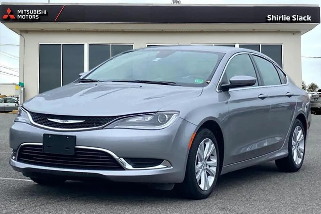 2016 Chrysler 200 Limited photo 1