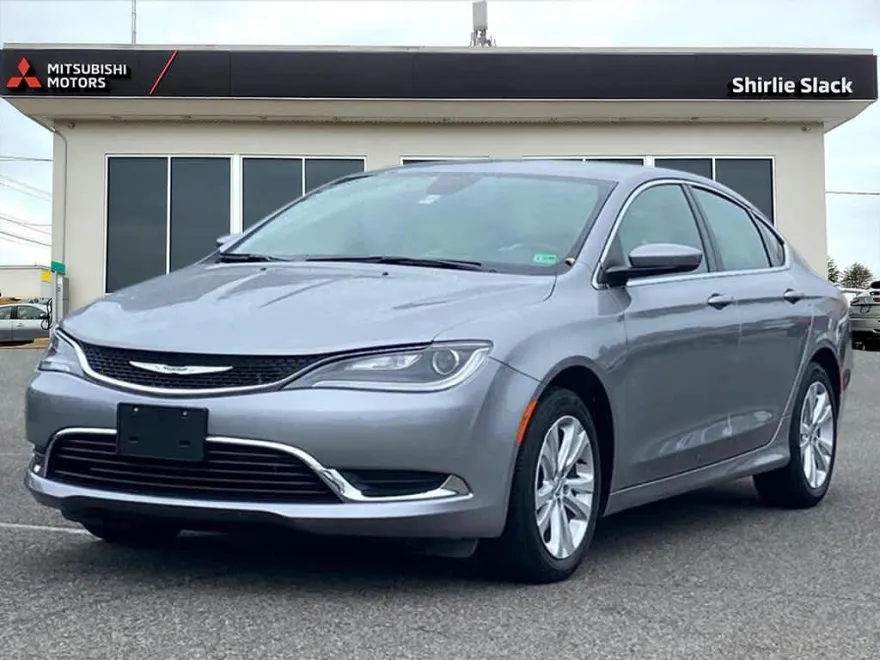 2016 Chrysler 200 Limited photo 1