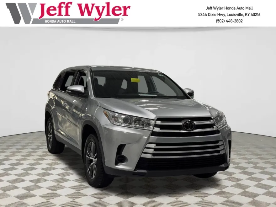 2019 Toyota Highlander LE photo 1