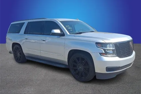 2018 Chevrolet Suburban LT photo 3