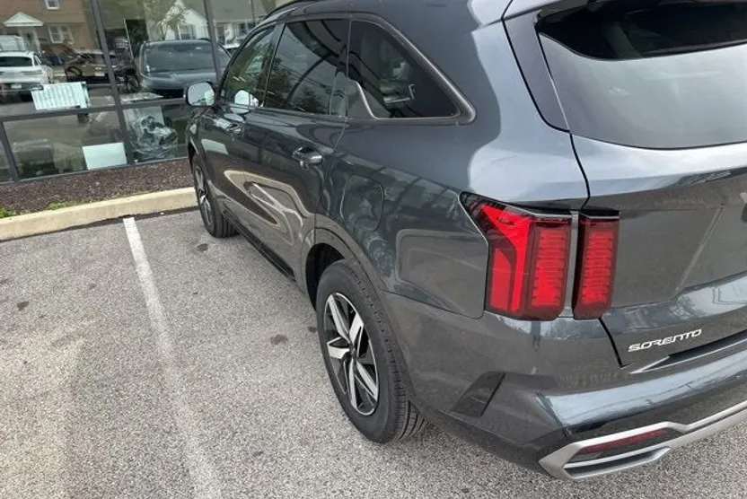 2023 Kia Sorento S photo 1