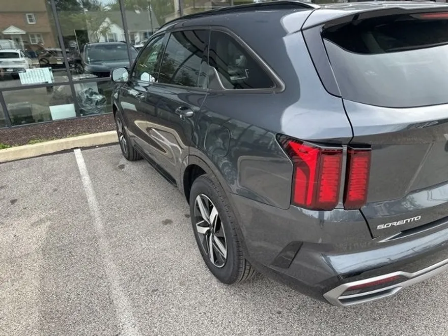 2023 Kia Sorento S photo 1