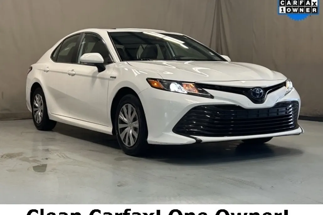 2020 Toyota Camry Hybrid LE photo 1