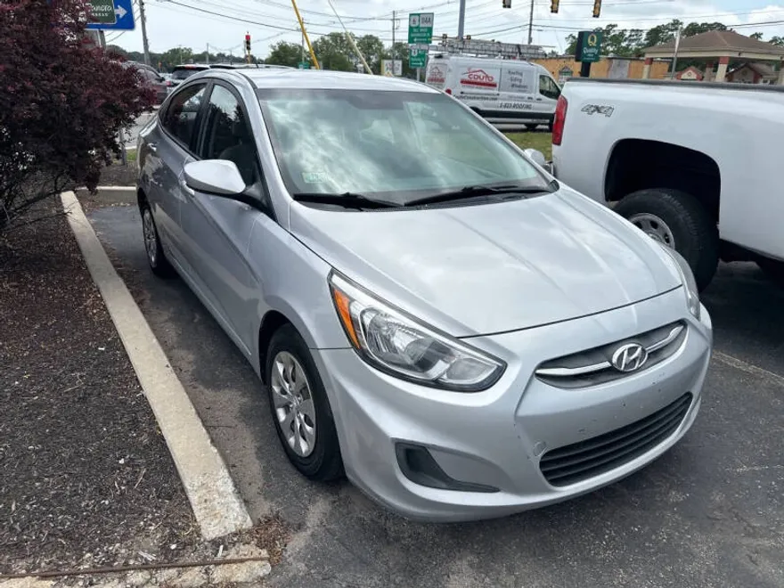 2016 Hyundai Accent SE photo 1