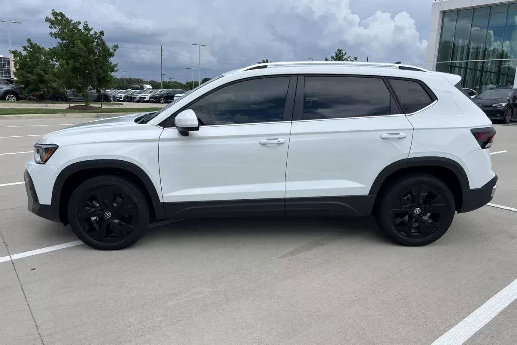 2025 Volkswagen Taos SE photo 1