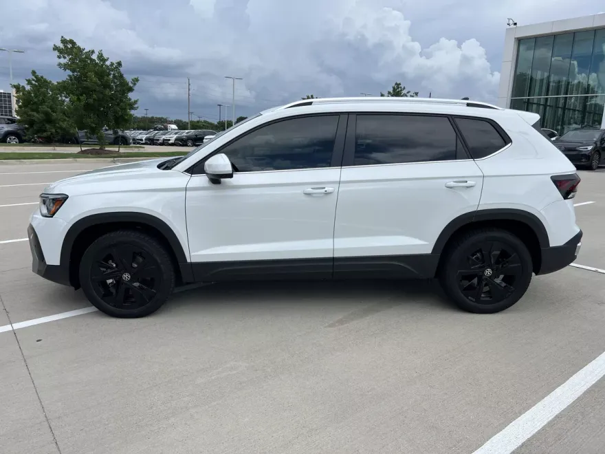 2025 Volkswagen Taos SE photo 1