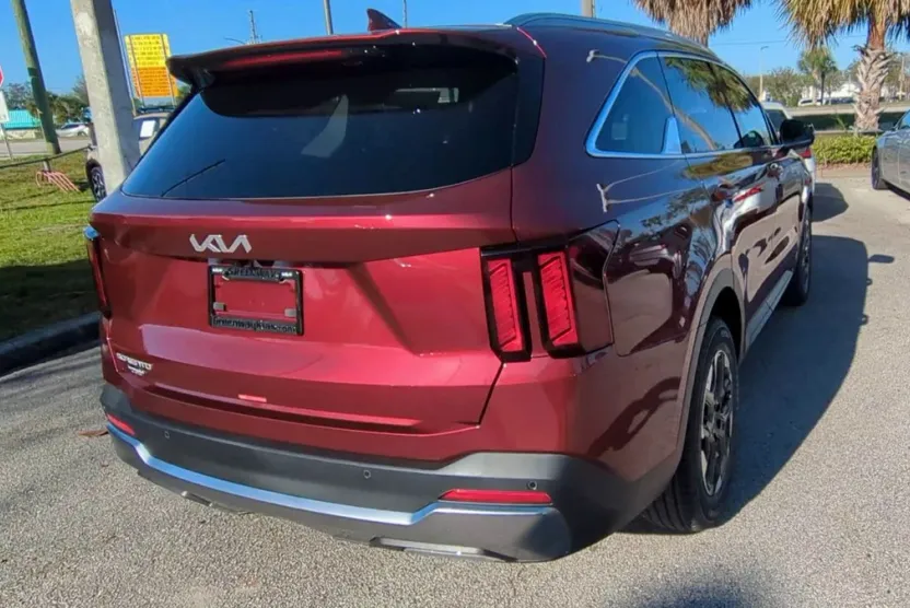 2025 Kia Sorento S photo 1