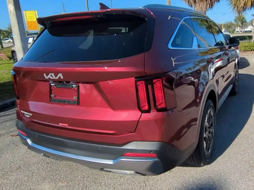 2025 Kia Sorento S photo 1
