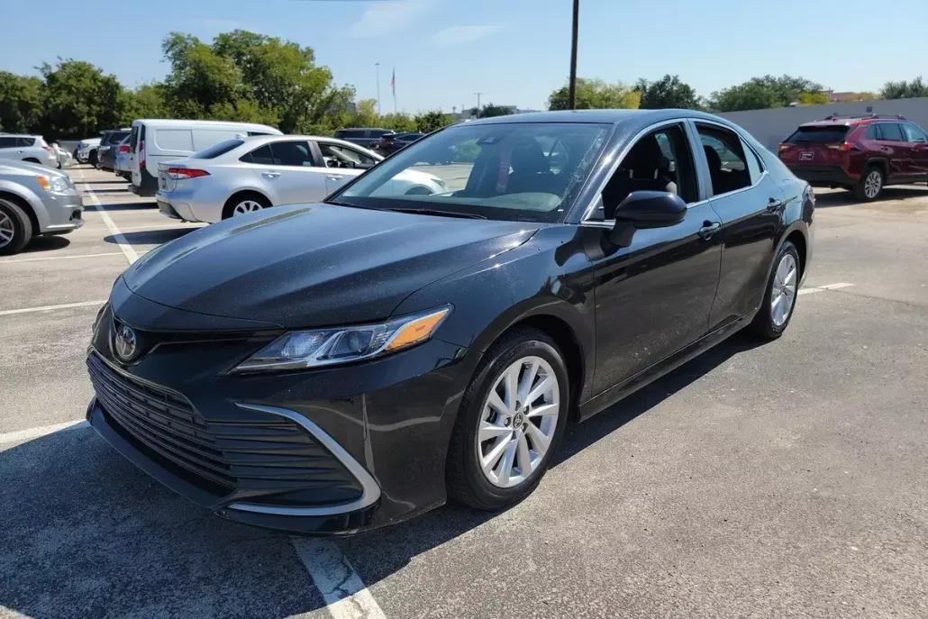 2023 Toyota Camry LE photo 1