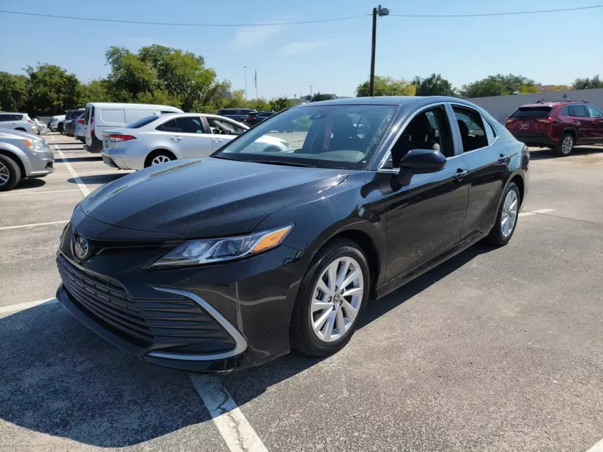 2023 Toyota Camry LE photo 1