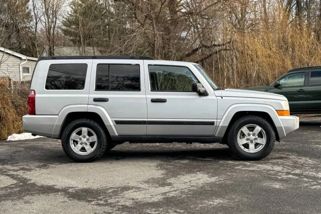 2006 Jeep Commander Base photo 1