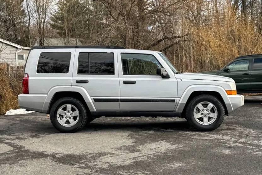 2006 Jeep Commander Base photo 1