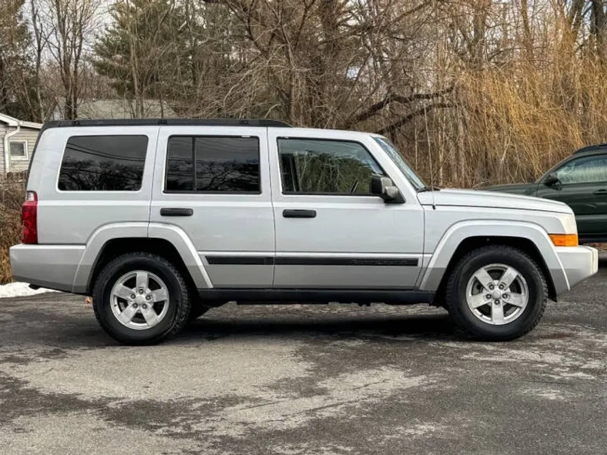2006 Jeep Commander Base photo 1