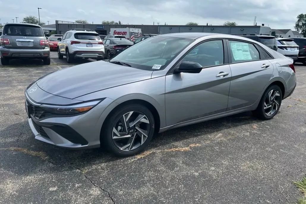 2025 Hyundai Elantra SEL Sport photo 1