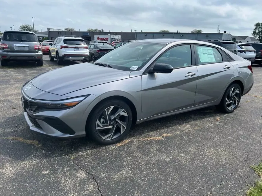 2025 Hyundai Elantra SEL Sport photo 1