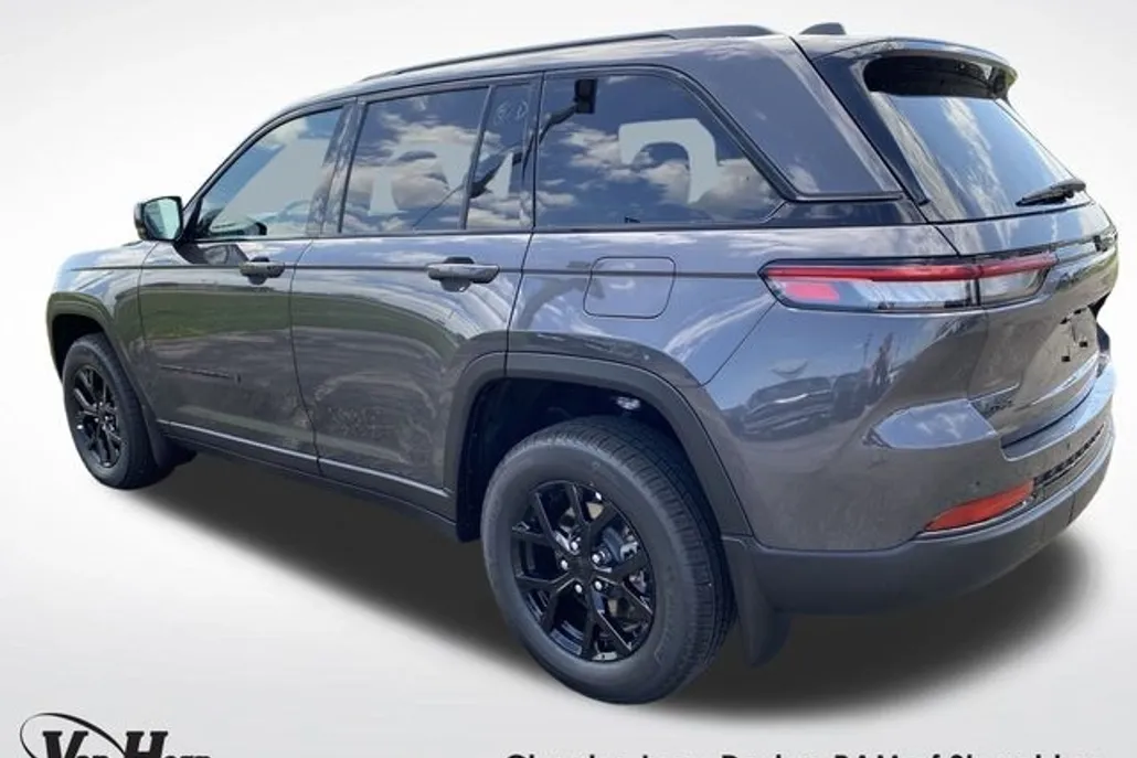 2025 Jeep Grand Cherokee Laredo photo 1