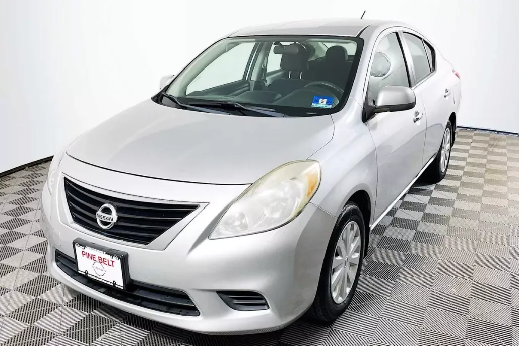 2012 Nissan Versa SV photo 1