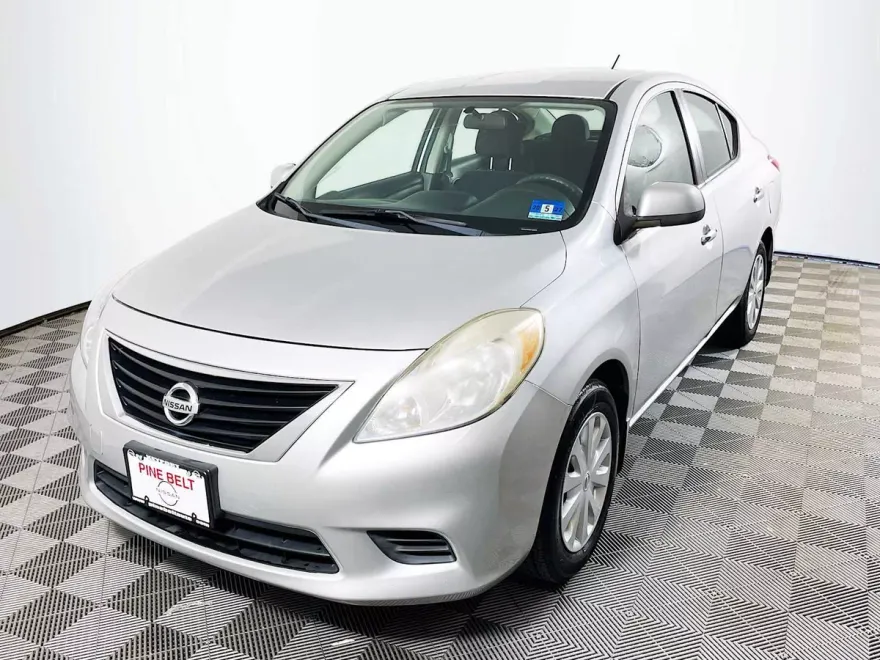 2012 Nissan Versa SV photo 1