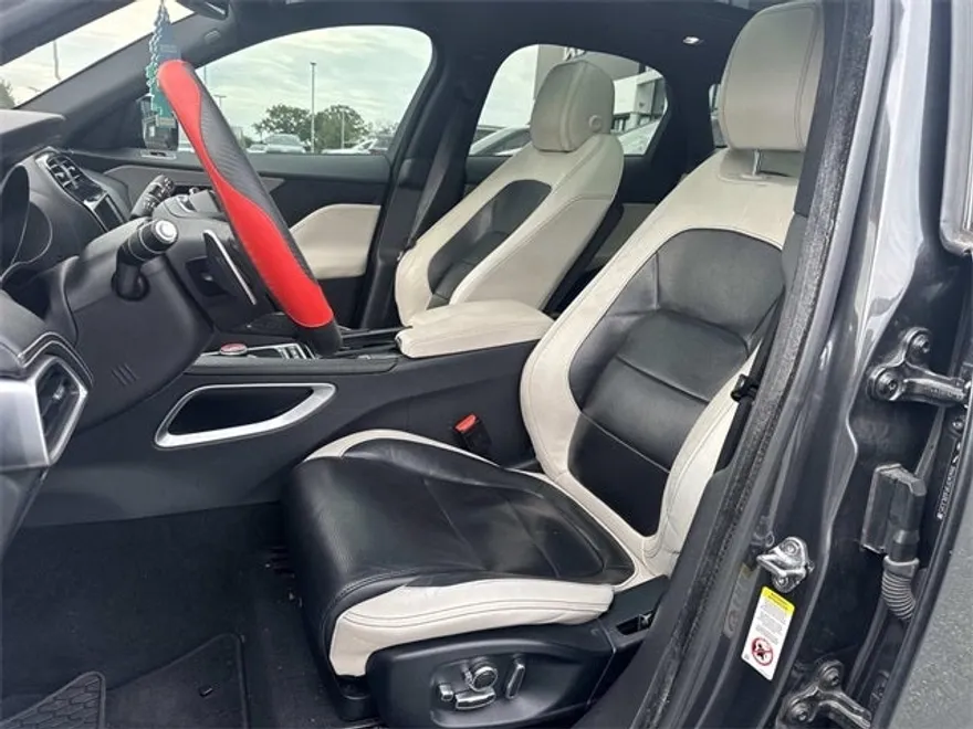 2018 Jaguar F-PACE S photo 1