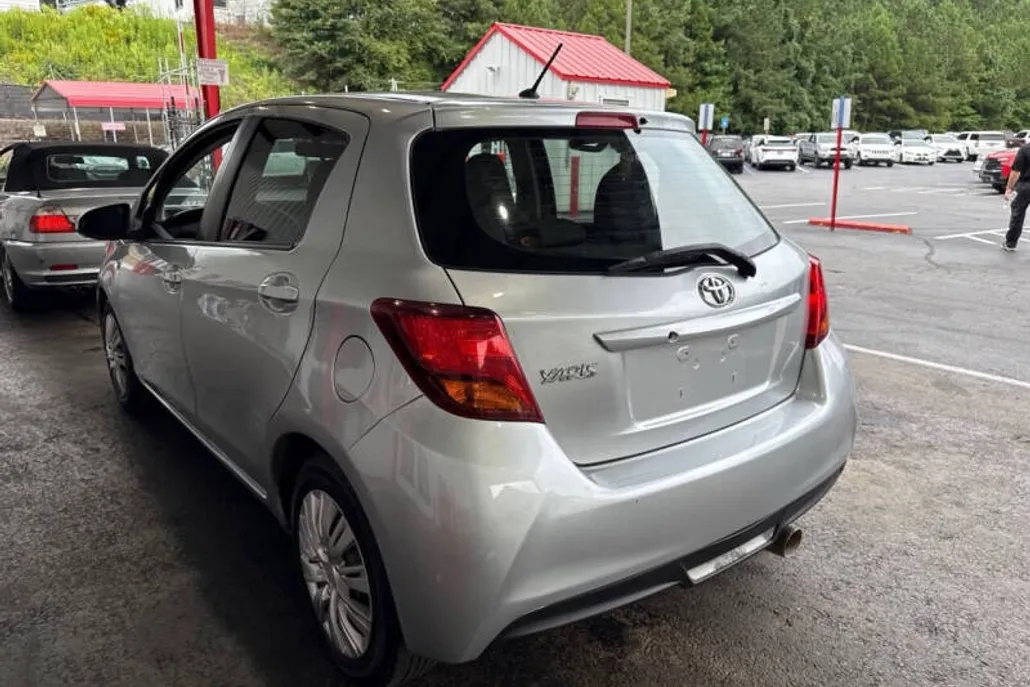 2015 Toyota Yaris SE photo 1