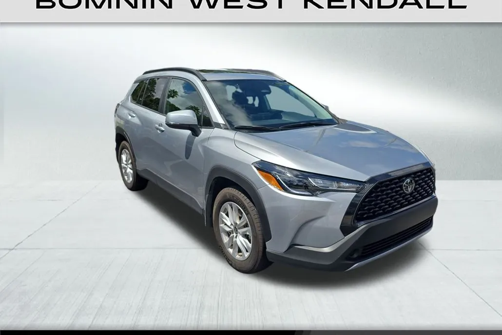 2024 Toyota Corolla Cross LE photo 1