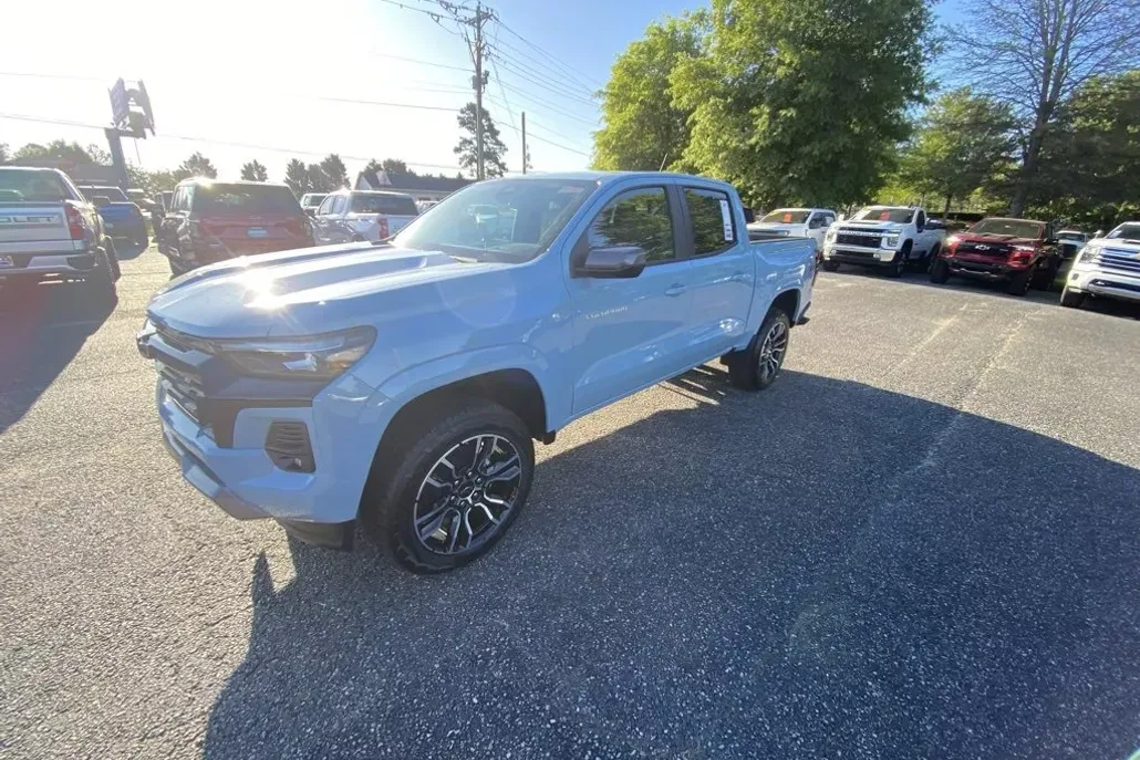 2025 Chevrolet Colorado Z71 photo 1