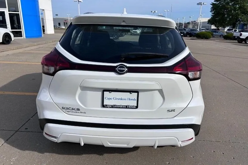 2024 Nissan Kicks SR photo 1