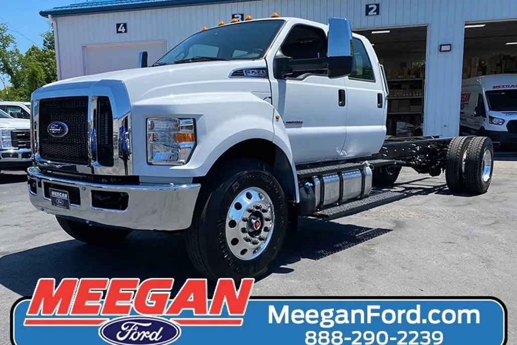 2025 Ford F-750 SuperCab photo 1