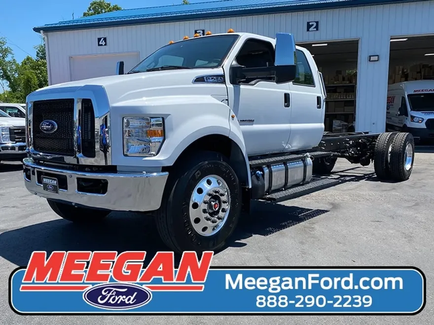 2025 Ford F-750 SuperCab photo 1