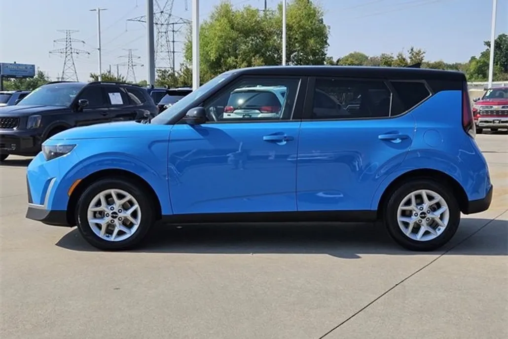 2023 Kia Soul S photo 1