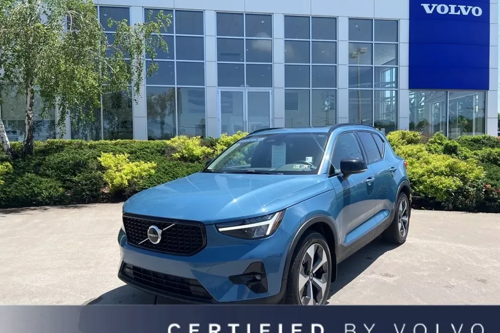 2023 Volvo XC40 Plus photo 1