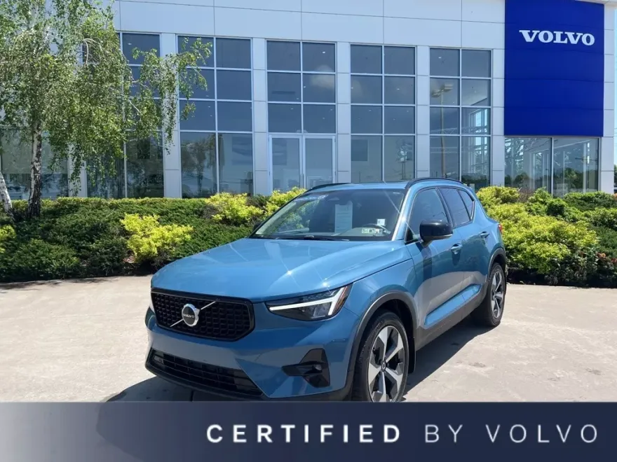 2023 Volvo XC40 Plus photo 1