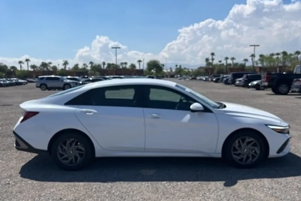 2024 Hyundai Elantra SEL photo 1