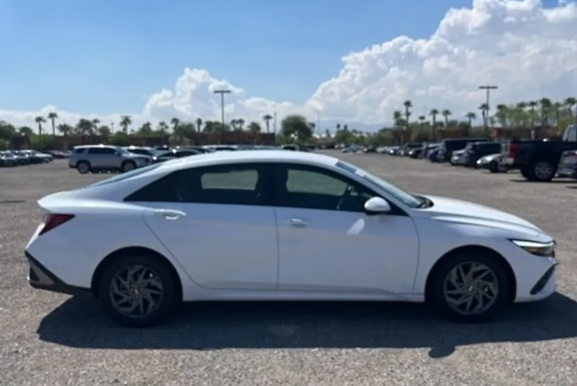 2024 Hyundai Elantra SEL photo 1