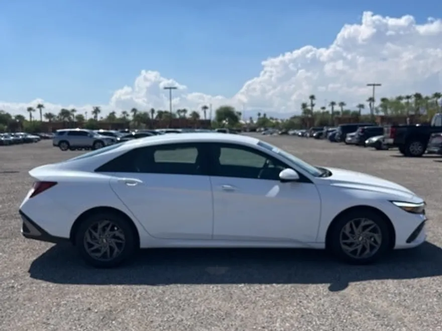 2024 Hyundai Elantra SEL photo 1