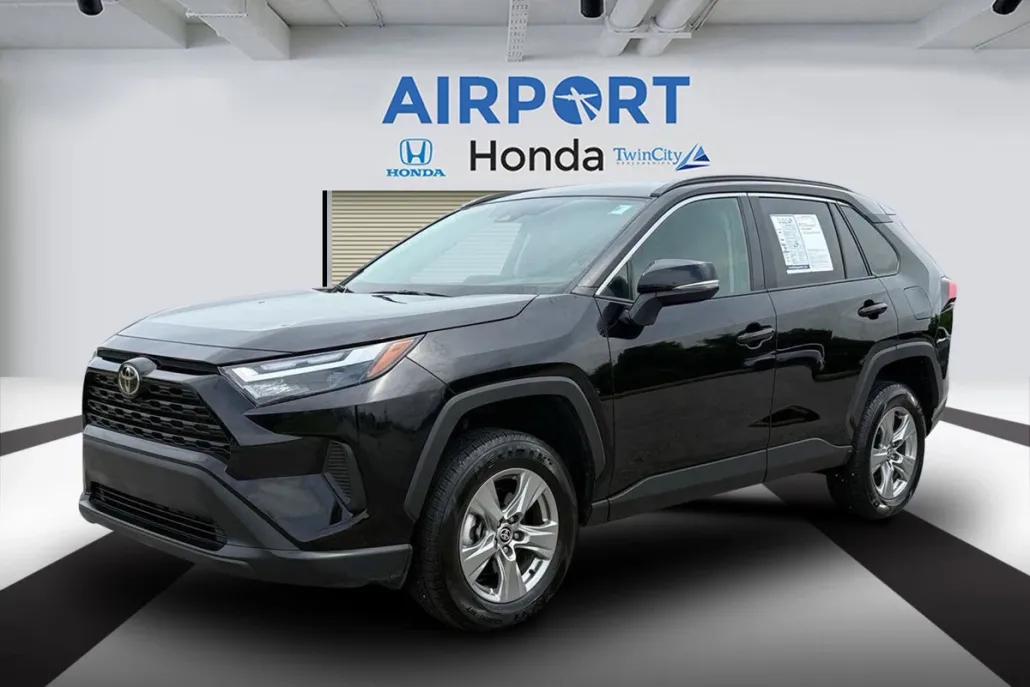 2024 Toyota RAV4 XLE photo 1
