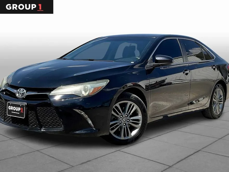 2016 Toyota Camry SE photo 1