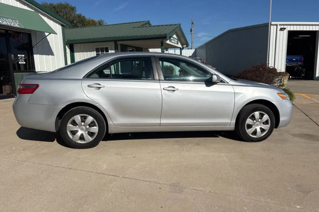 2009 Toyota Camry LE photo 1