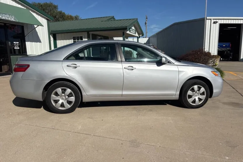 2009 Toyota Camry LE photo 1